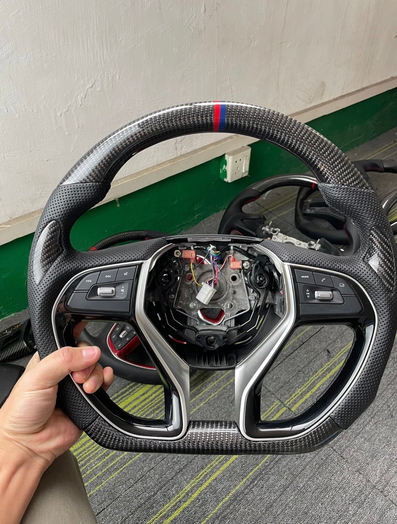 Personalised carbon fibre steering wheel style E