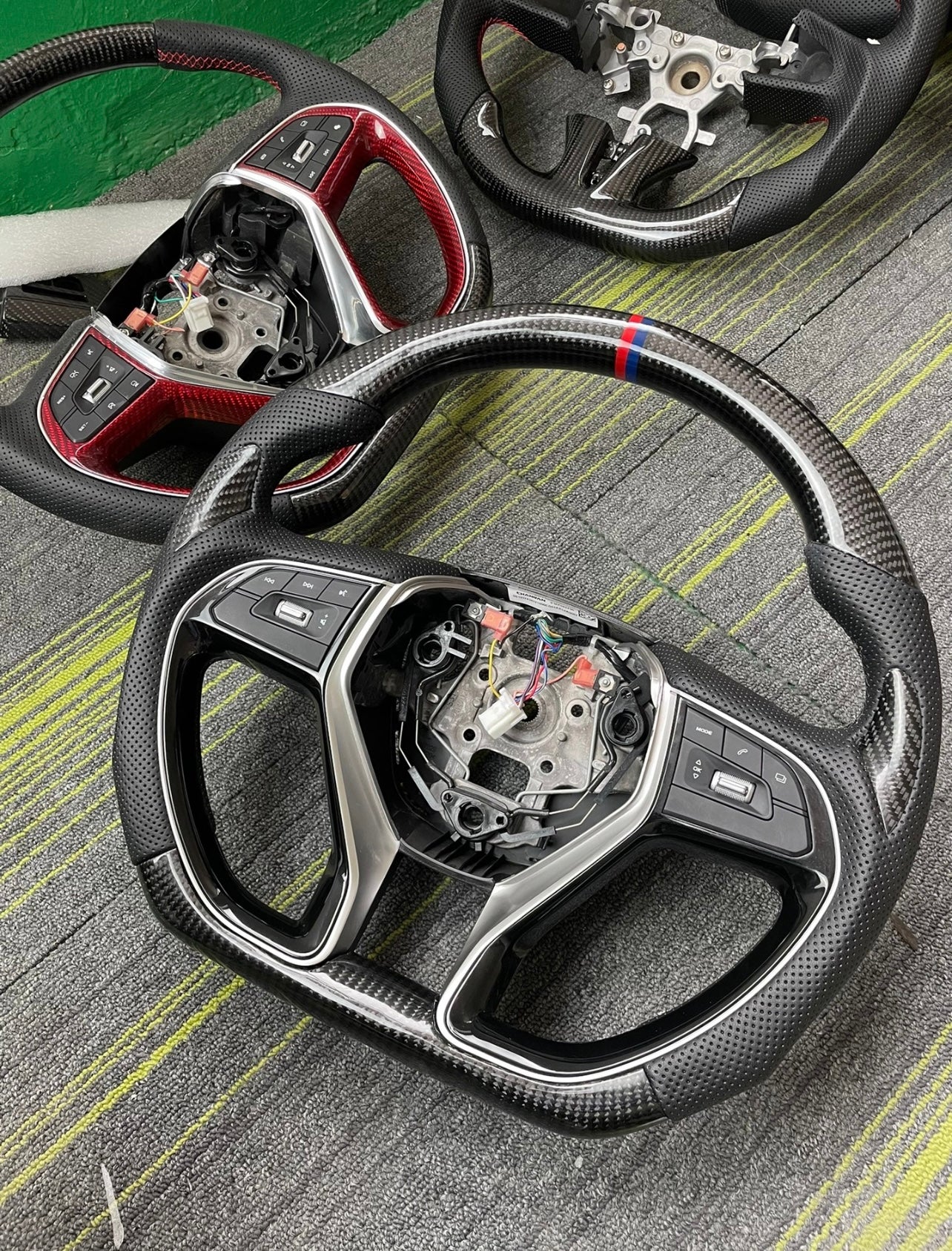 Personalised carbon fibre steering wheel style E