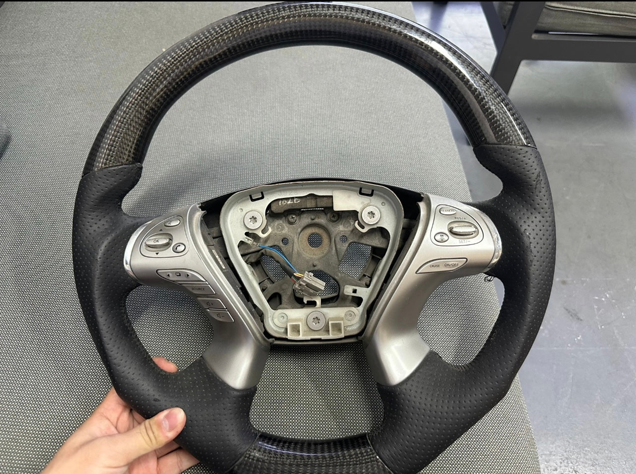 Personalised carbon fibre steering wheel style Q